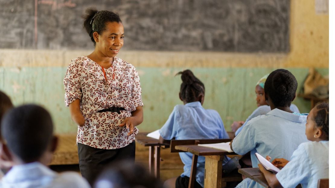 Colette a fracturé son avant-bras à l'âge de 11 ans. Faute de soins appropriés, il a fallu amputé son avant-bras. Aujourd'hui, elle enseigne l'anglais à Mahy, à Madagascar.